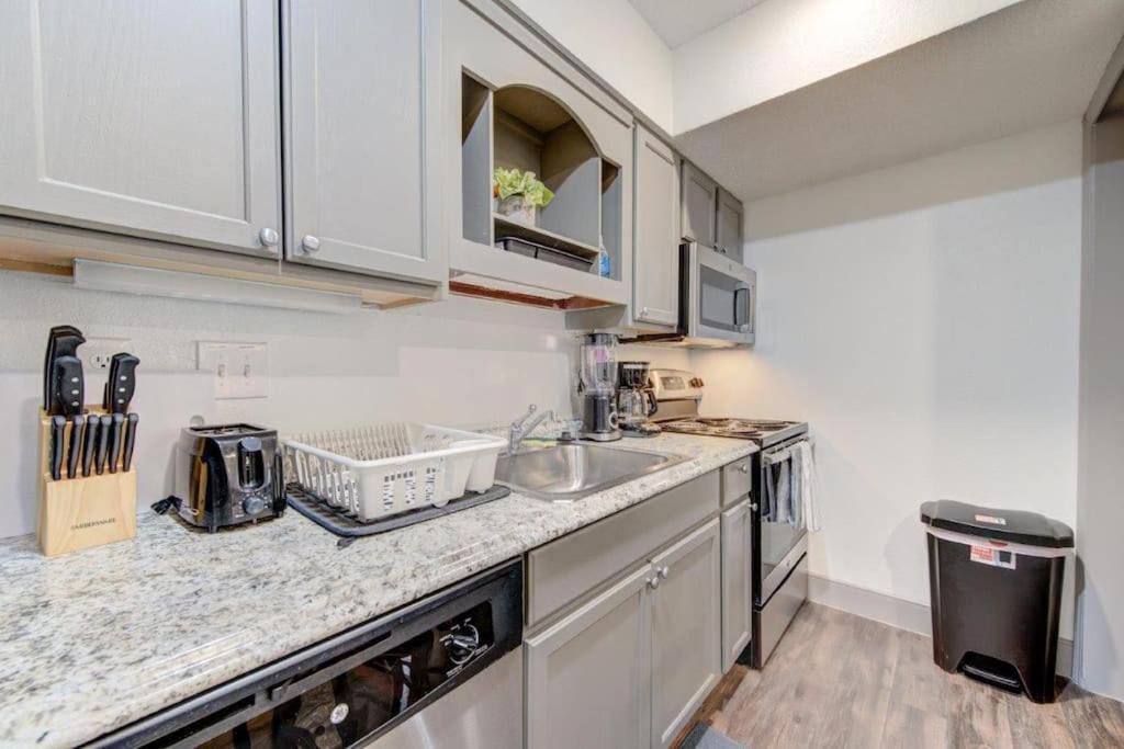 Lux Suite /King Bed /Free Parking/Pool/First Floor Houston Exterior foto
