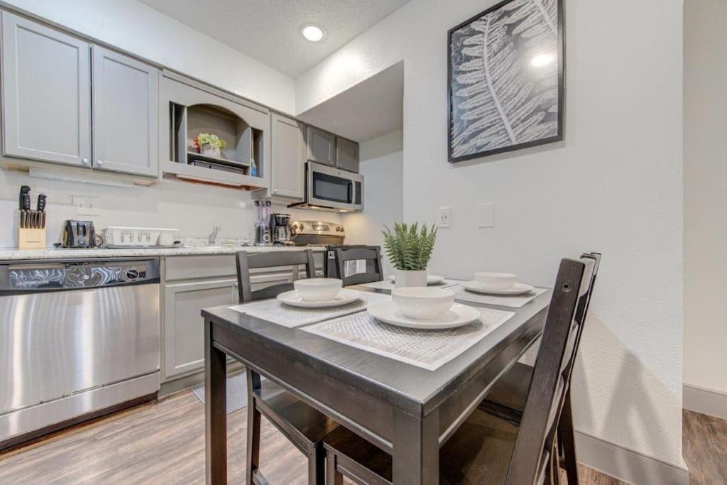 Lux Suite /King Bed /Free Parking/Pool/First Floor Houston Exterior foto