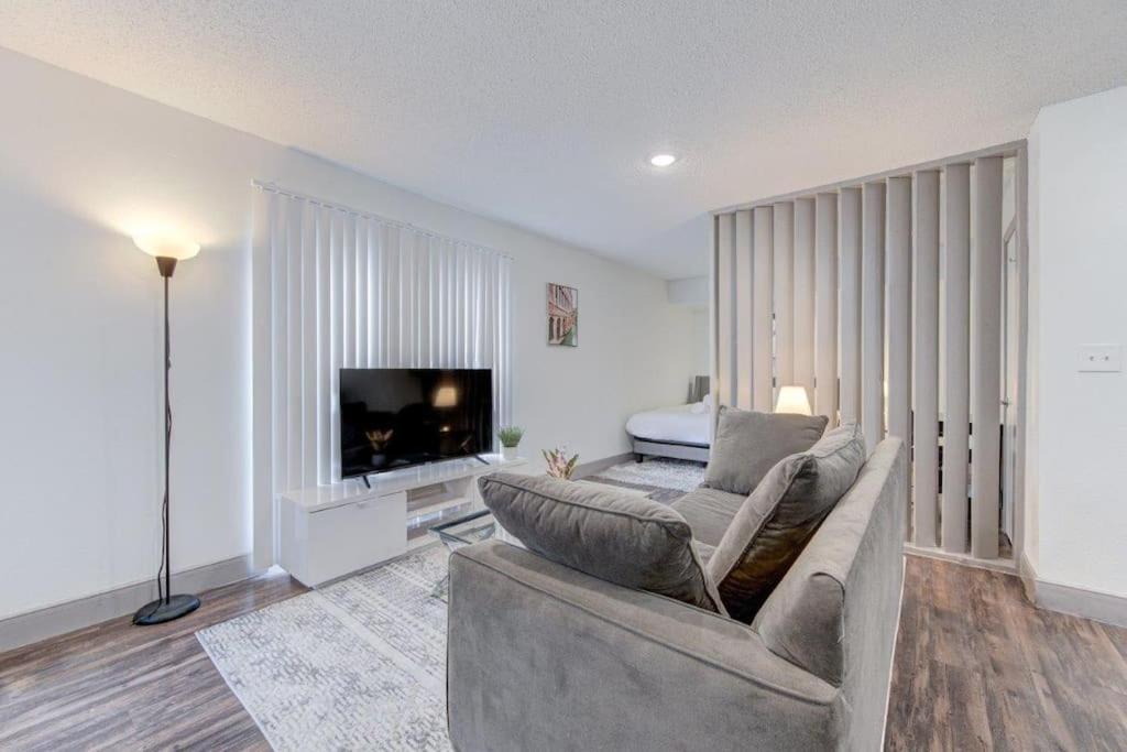 Lux Suite /King Bed /Free Parking/Pool/First Floor Houston Exterior foto