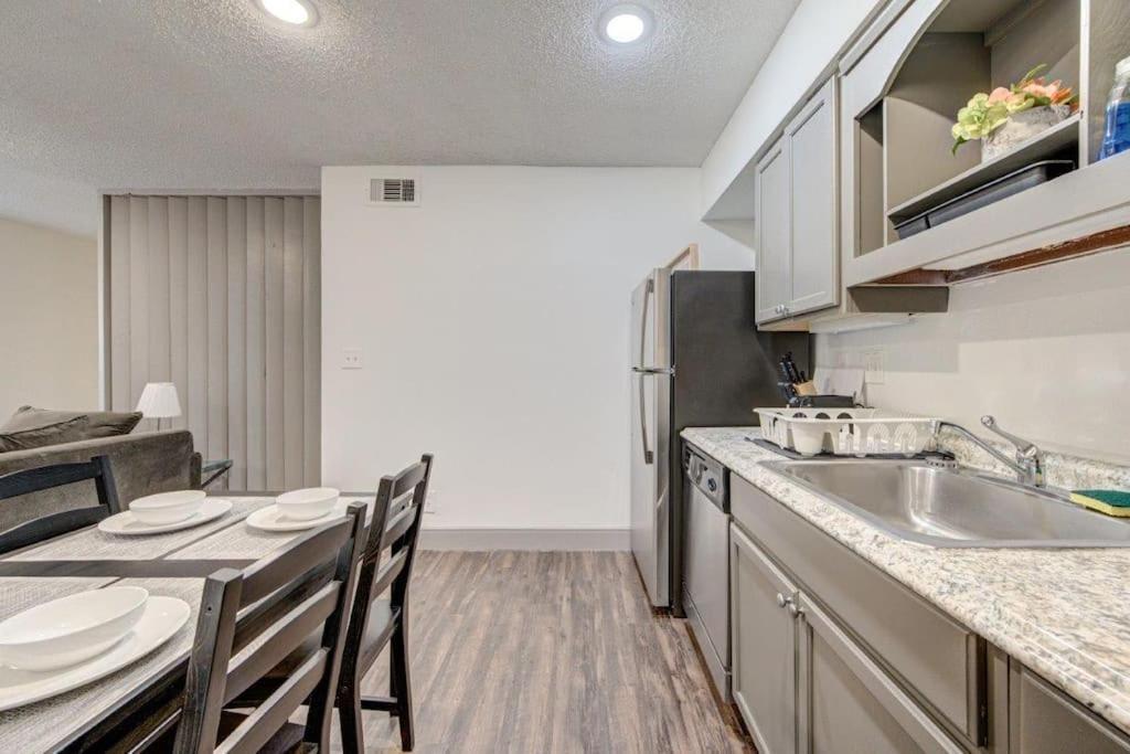 Lux Suite /King Bed /Free Parking/Pool/First Floor Houston Exterior foto